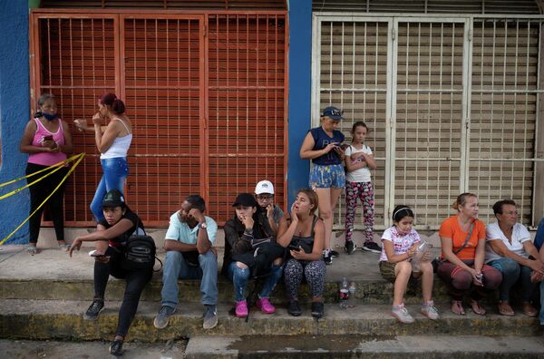Maduro prometió que las autoridades venezolanas reconstruirán todas las casas afectadas por la inundación y el derrumbe. El Gobierno también organizará el reasentamiento de todos los residentes que perdieron sus hogares.En la foto: residentes locales están esperando noticias de sus familiares desaparecidos frente al centro de salud en Las Tejerías. - Sputnik Mundo