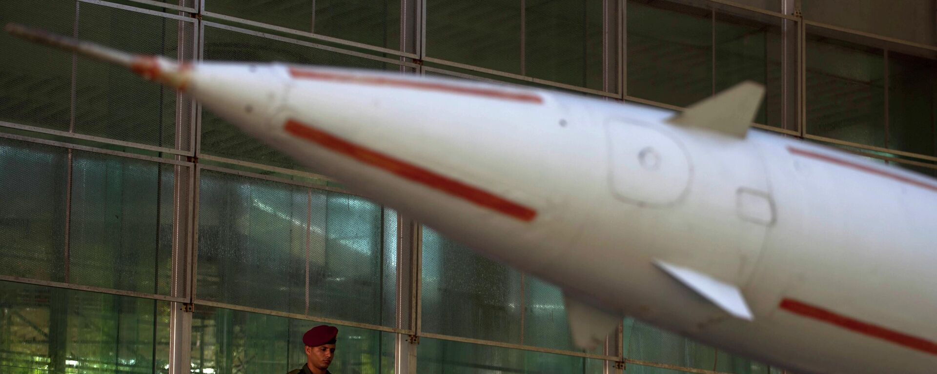 Una réplica del misil antiaéreo en una exposición que conmemora el 50º aniversario de la crisis de los misiles en Cuba dentro del Museo de la Revolución en La Habana, Cuba. - Sputnik Mundo, 1920, 13.10.2022