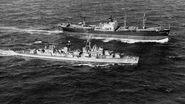 El USS Vesole, en primer plano, un buque de piquete de radar, navega junto al carguero soviético Polzunov, que sale de Cuba, para inspeccionar su carga en el Océano Atlántico en 1962 - Sputnik Mundo