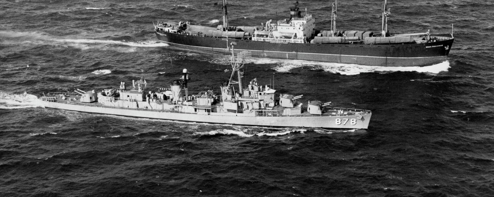 El USS Vesole, en primer plano, un buque de piquete de radar, navega junto al carguero soviético Polzunov, que sale de Cuba, para inspeccionar su carga en el Océano Atlántico en 1962 - Sputnik Mundo, 1920, 13.10.2022