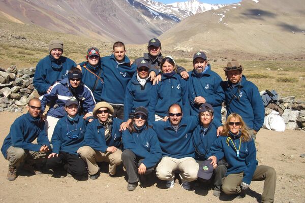 Alejandro junto al grupo Re-Viven, en el viaje realizado al lugar del accidente en 2007. - Sputnik Mundo