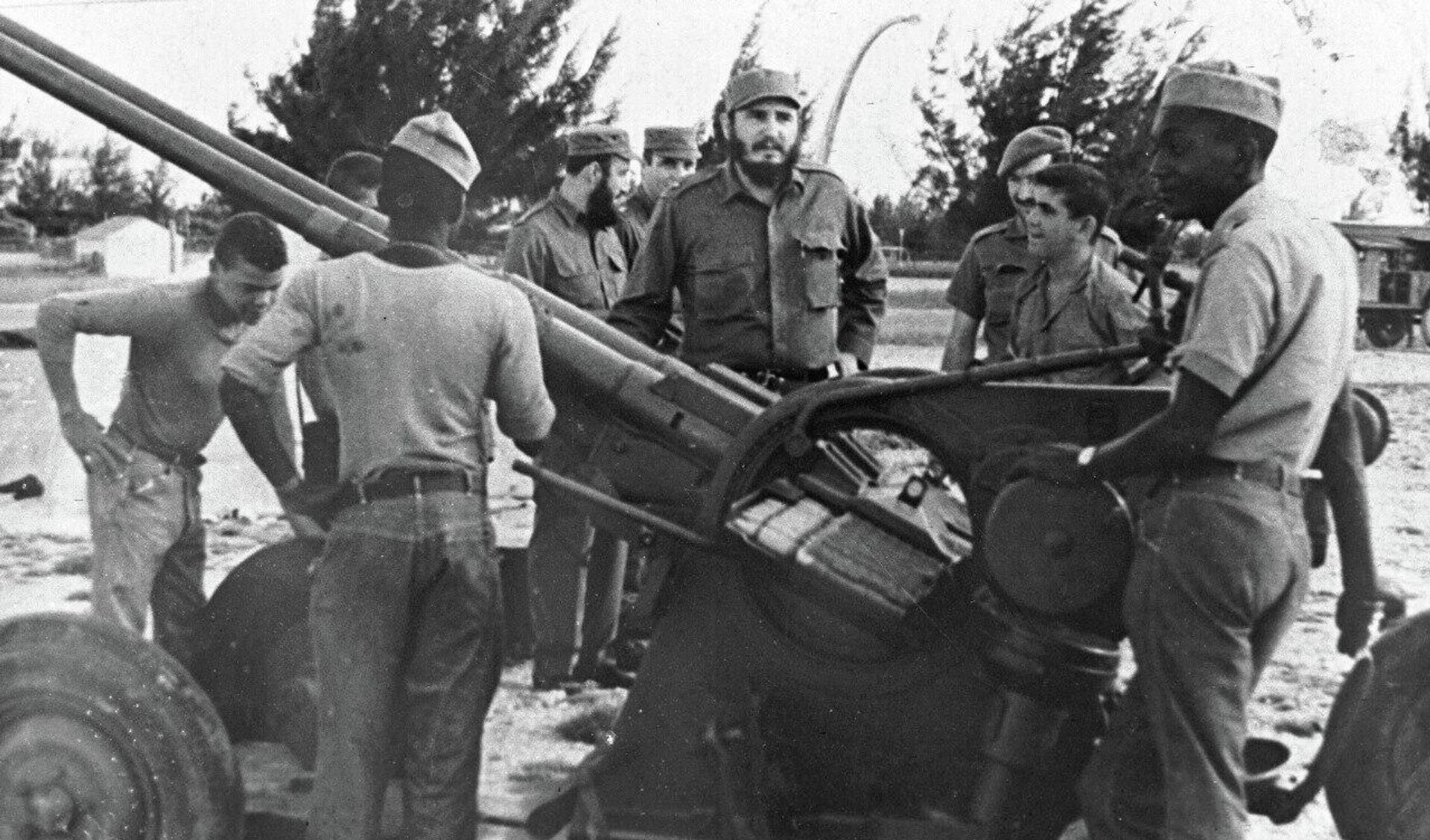 Fidel Castro junto a artilleros durante la Crisis de los Misiles en 1962. - Sputnik Mundo, 1920, 15.10.2022