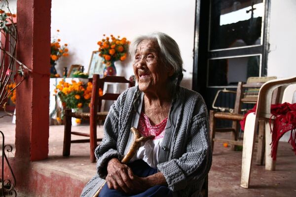 El 16 de octubre falleció a la edad de 109 años María Salud Ramírez Caballero. Según sus familiares, ella fue la que inspiró al personaje de Disney Mamá Coco, la abuela de Miguel, el personaje principal de la película animada Coco (2017), con la que Disney buscó retratar la tradición del Día de Muertos en México. - Sputnik Mundo