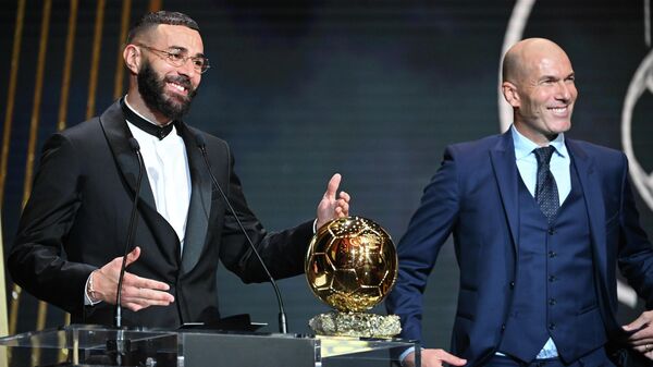 Karim Benzema (izq) se lleva el Balón de Oro 2022, que le fue entregado por Zinedine Zidane (der).  - Sputnik Mundo