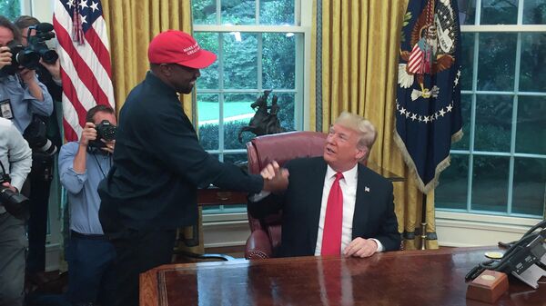 El expresidente de EEUU, Donald Trump, es visitado por el rapero Kanye West en octubre de 2018, en la Casa Blanca - Sputnik Mundo