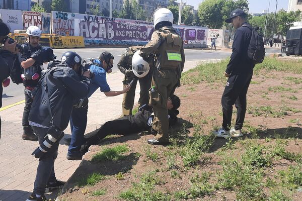 Un joven es detenido por efectivos de Carabineros en medio de la manifestación - Sputnik Mundo