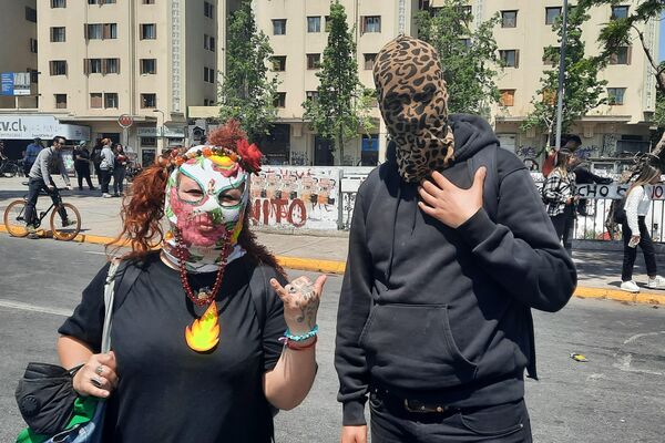 Manifestantes enmascarados  - Sputnik Mundo