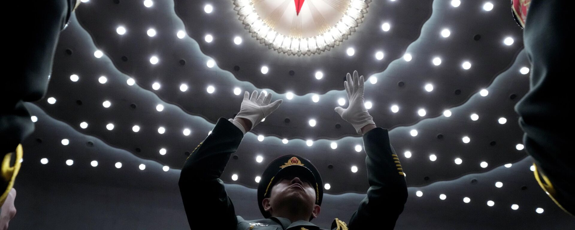 Un director de orquesta en la ceremonia de clausura del XX Congreso Nacional del Partido Comunista de China en el Gran Palacio del Pueblo en Beijing el 22 de octubre de 2022 - Sputnik Mundo, 1920, 27.10.2022