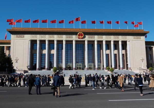 Los ciudadanos se reúnen en inmediaciones del Gran Salón del Pueblo. El XX Congreso Nacional del Partido Comunista de China se celebró en este lugar del 16 al 22 de octubre. - Sputnik Mundo