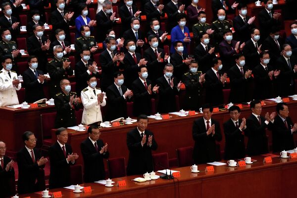 El presidente chino, Xi Jinping, junto a otros representantes aplauden durante la ceremonia de clausura del XX Congreso Nacional del Partido Comunista de China. - Sputnik Mundo