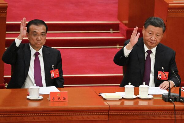 El primer ministro chino, Li Keqiang, y el mandatario, Xi Jinping,  asistieron a la reunión de clausura del XX Congreso Nacional del Partido Comunista de China en el Gran Salón del Pueblo. - Sputnik Mundo