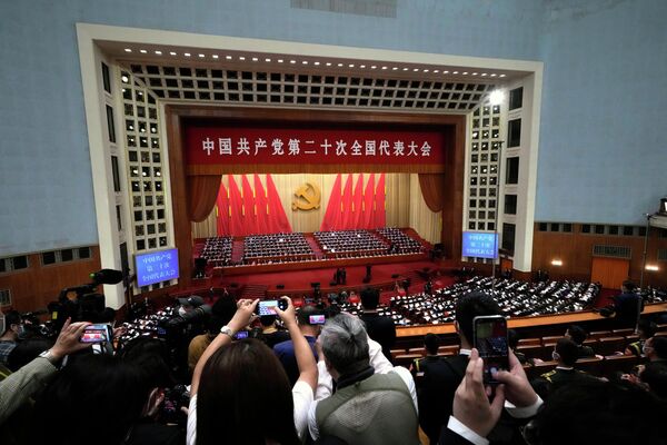 Los delegados asisten a la ceremonia de clausura del XX Congreso Nacional del PCCh en Pekín. - Sputnik Mundo