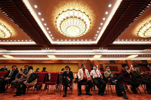 Los periodistas de varios medios de comunicación esperan ingresar en el Gran Salón del Pueblo para realizar la cobertura de la reunión de clausura del XX Congreso Nacional del Partido Comunista de China. - Sputnik Mundo