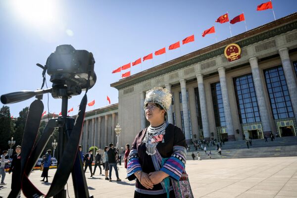 Una delegada es entrevistada por los medios de comunicación tras la sesión de clausura del XX Congreso Nacional del Partido Comunista de China. - Sputnik Mundo