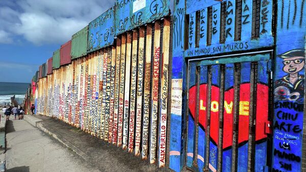 Muro fronterizo entre Tijuana y EEUU   - Sputnik Mundo