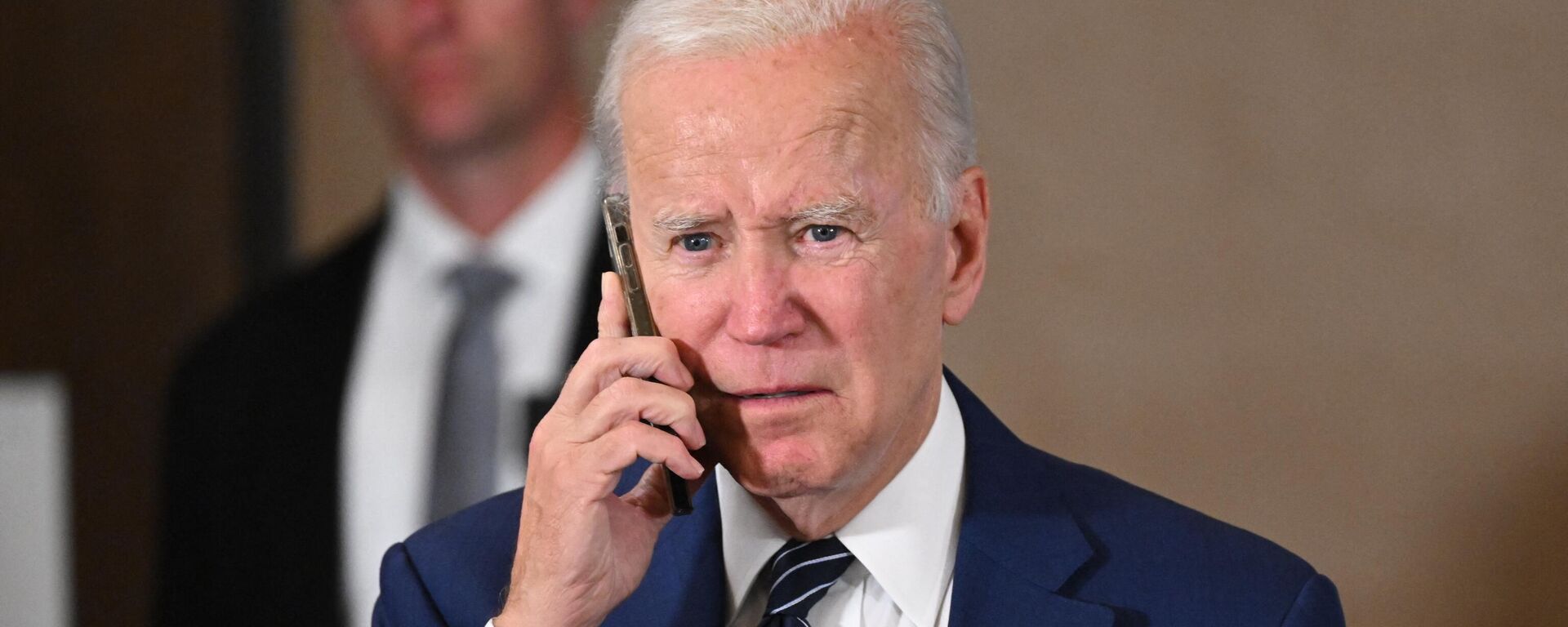 El presidente de EEUU, Joe Biden, habla por teléfono durante un evento de los demócratas de Oregón en Portland, el 14 de octubre de 2022.
 - Sputnik Mundo, 1920, 25.10.2022