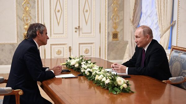 El presidente de Rusia, Vladímir Putin, durante un encuentro con el jefe del OIEA, Rafael Grossi, el 11 de octubre de 2022 - Sputnik Mundo