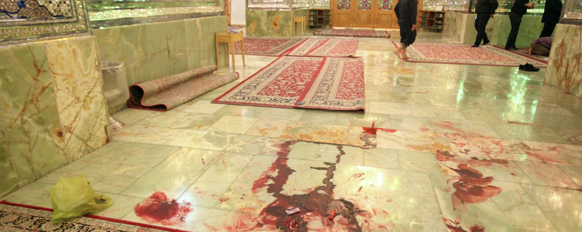 Manchas de sangre en el suelo de la mezquita de Shah Cheragh, en Irán, tras el atentado del 26 de octubre de 2022 - Sputnik Mundo, 1920, 29.10.2022