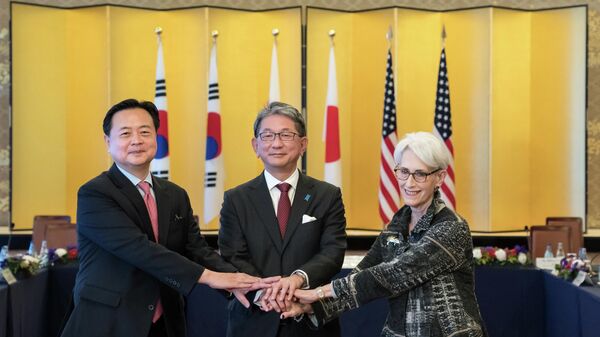 Viceministro de Asuntos Exteriores de Corea del Sur, Cho Hyun-dong, el viceministro de Asuntos Exteriores, Takeo Mori, y la subsecretaría de Estado de EEUU, Wendy Sherman. - Sputnik Mundo