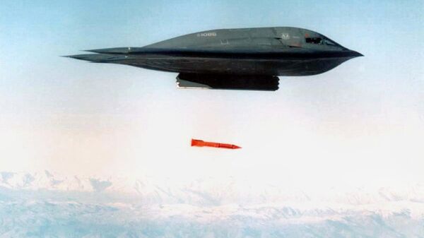 Un bombero arrojando una bomba de la familia B61 en torno a la intervención militar de EEUU en Afganistán de 2001. - Sputnik Mundo