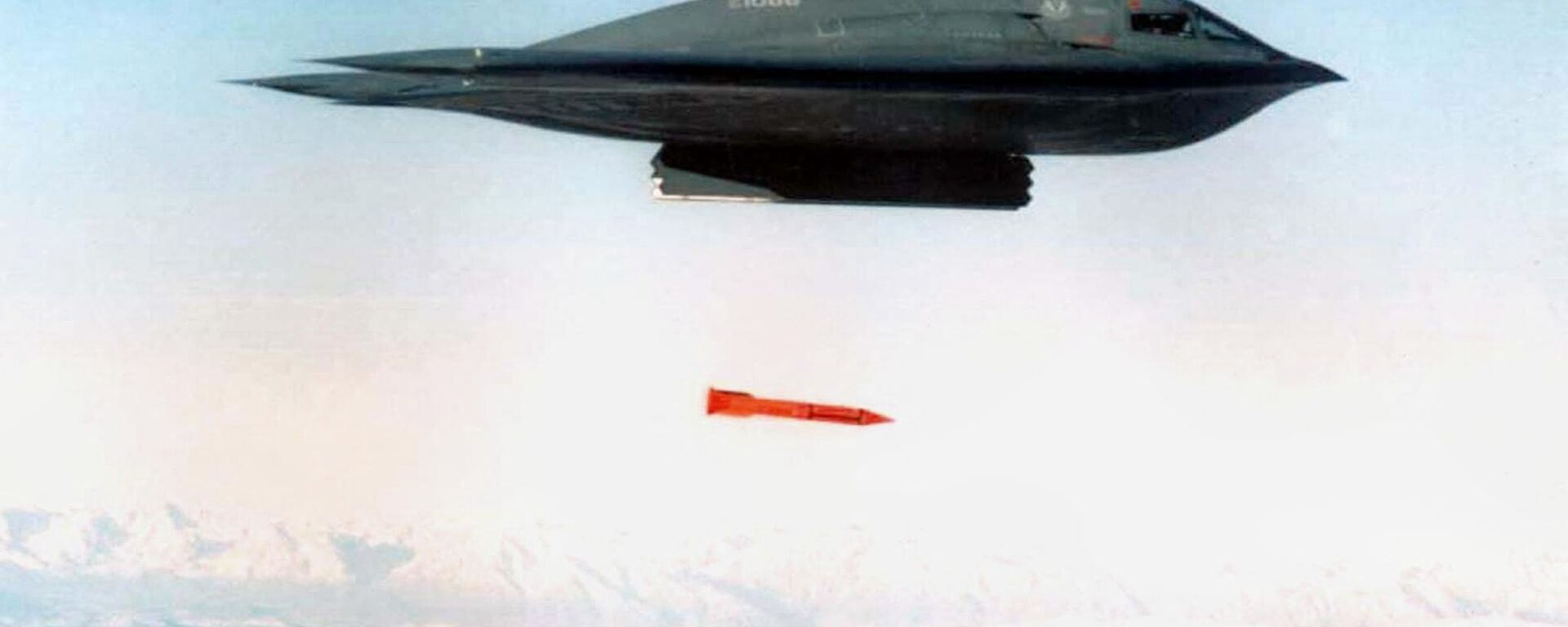 Un bombero arrojando una bomba de la familia B61 en torno a la intervención militar de EEUU en Afganistán de 2001. - Sputnik Mundo, 1920, 27.10.2022
