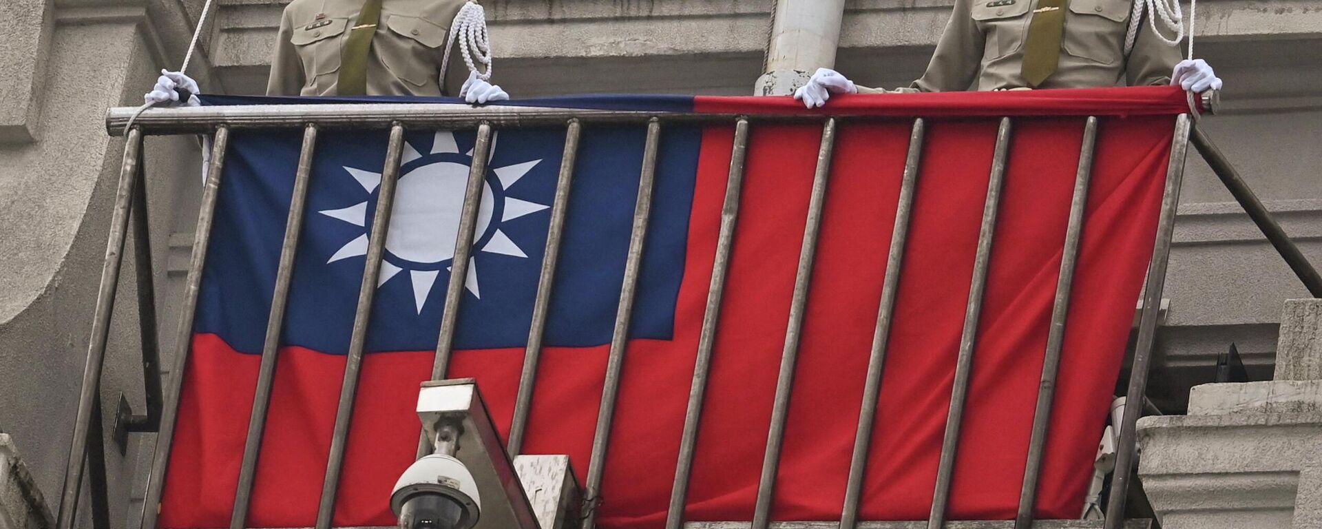 Policías militares resguardan una bandera de Taiwán. - Sputnik Mundo, 1920, 09.12.2022