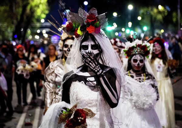 Participantes en el desfile de catrinas en Ciudad de México en la víspera de las celebraciones del Día de Muertos. - Sputnik Mundo