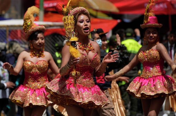 Artistas bailan una danza folclórica &#x27;la morenada&#x27; en el festival estudiantil de folclore en La Paz, Bolivia. - Sputnik Mundo