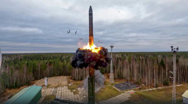 Un misil balístico intercontinental Yars, lanzado desde el cosmódromo de Plesetsk durante un ejercicio de ataque nuclear masivo ruso. - Sputnik Mundo