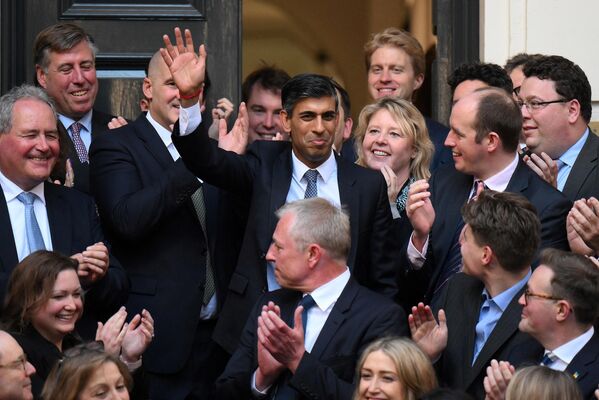 El nuevo primer ministro británico y líder conservador, Rishi Sunak, en la sede del partido en el centro de Londres. - Sputnik Mundo