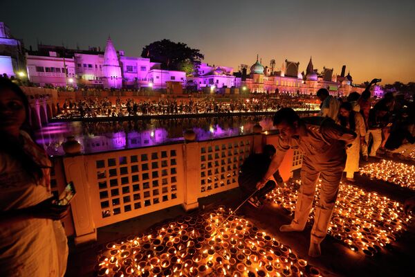 La gente enciende velas a orillas del río Saryu en Ayodhya, la India, durante el Festival de las Luces de Diwali, una importante fiesta nacional india. - Sputnik Mundo