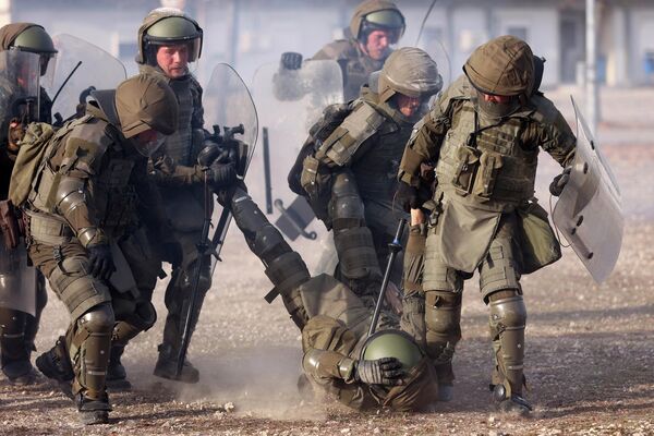 Soldados de la EUFOR (Fuerza de la Unión Europea) en un ejercicio en la base militar de Butmir en Sarajevo, Bosnia. - Sputnik Mundo