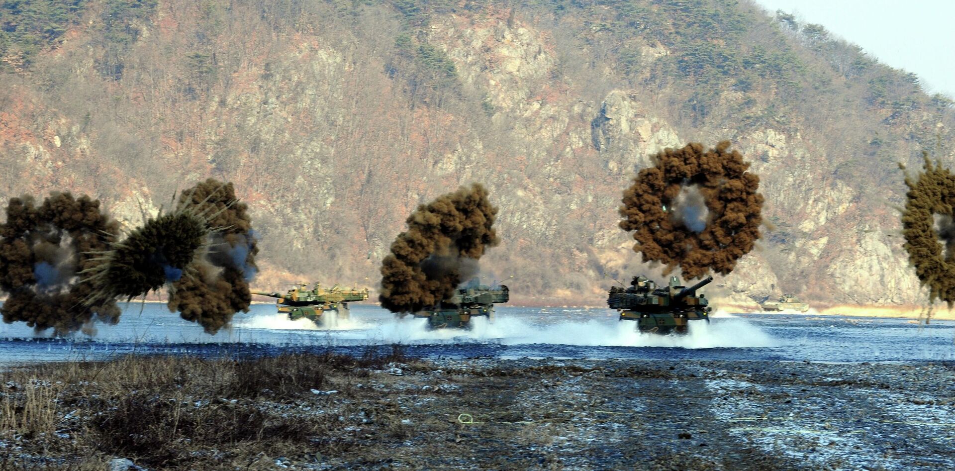 Los carros de combate surcoreanos K-2 Black Panther empleando granadas de humo - Sputnik Mundo, 1920, 28.10.2022