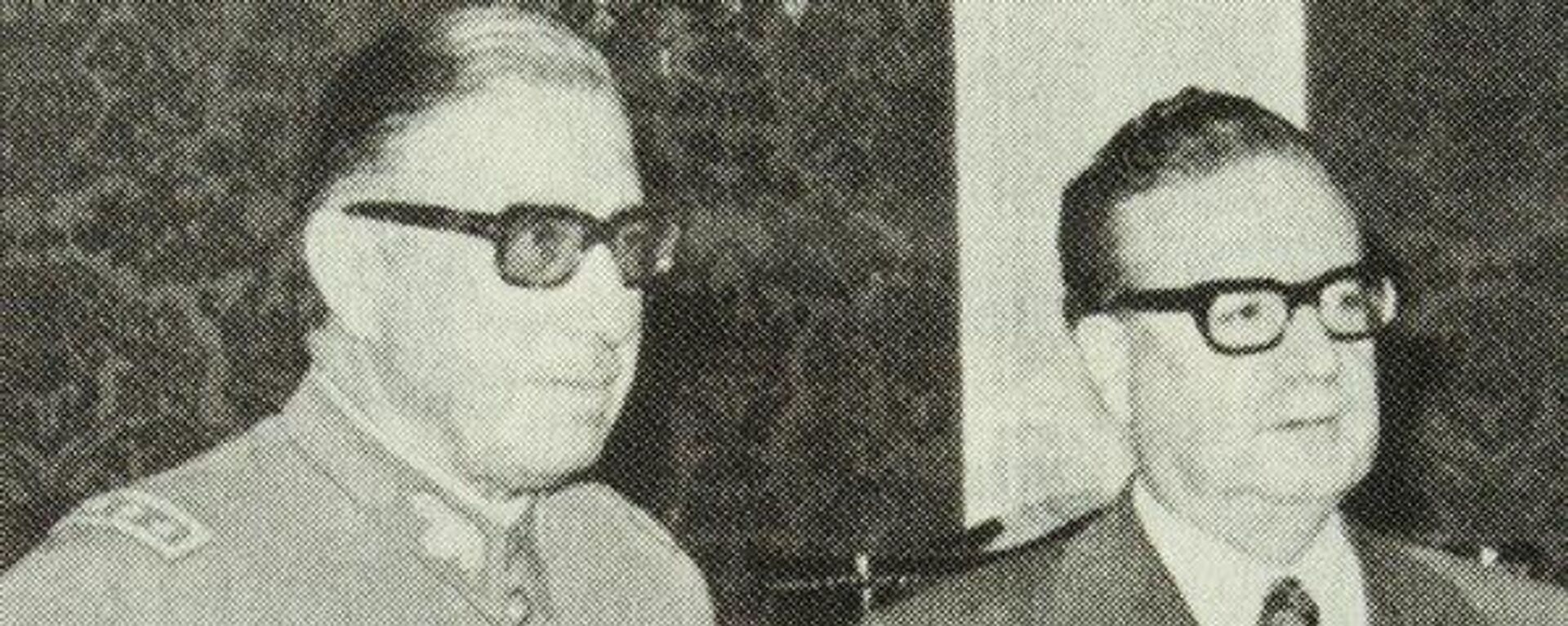 A la derecha, el presidente Salvador Allende, un mes antes del golpe de Estado que llevó al general Augusto Pinochet a La Moneda. - Sputnik Mundo, 1920, 26.08.2023
