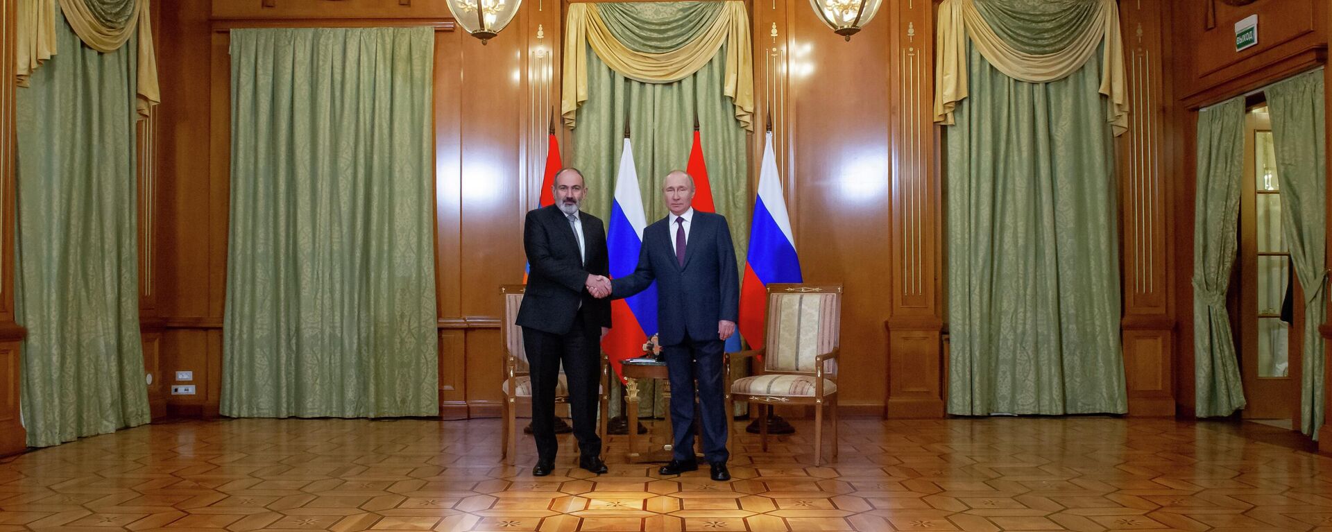 El presidente de Rusia, Vladímir Putin, insistió durante su encuentro con y el primer ministro armenio, Nikol Pashinián - Sputnik Mundo, 1920, 31.10.2022