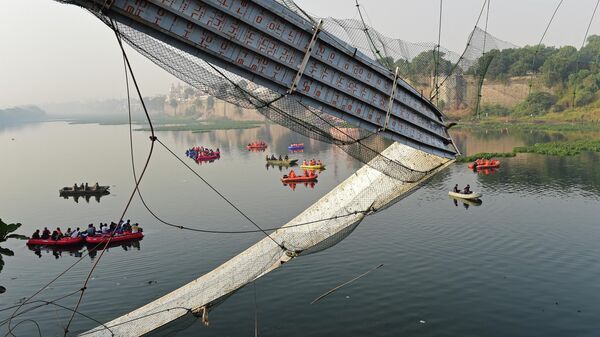 Derrumbe de puente en Gujarat, la India - Sputnik Mundo