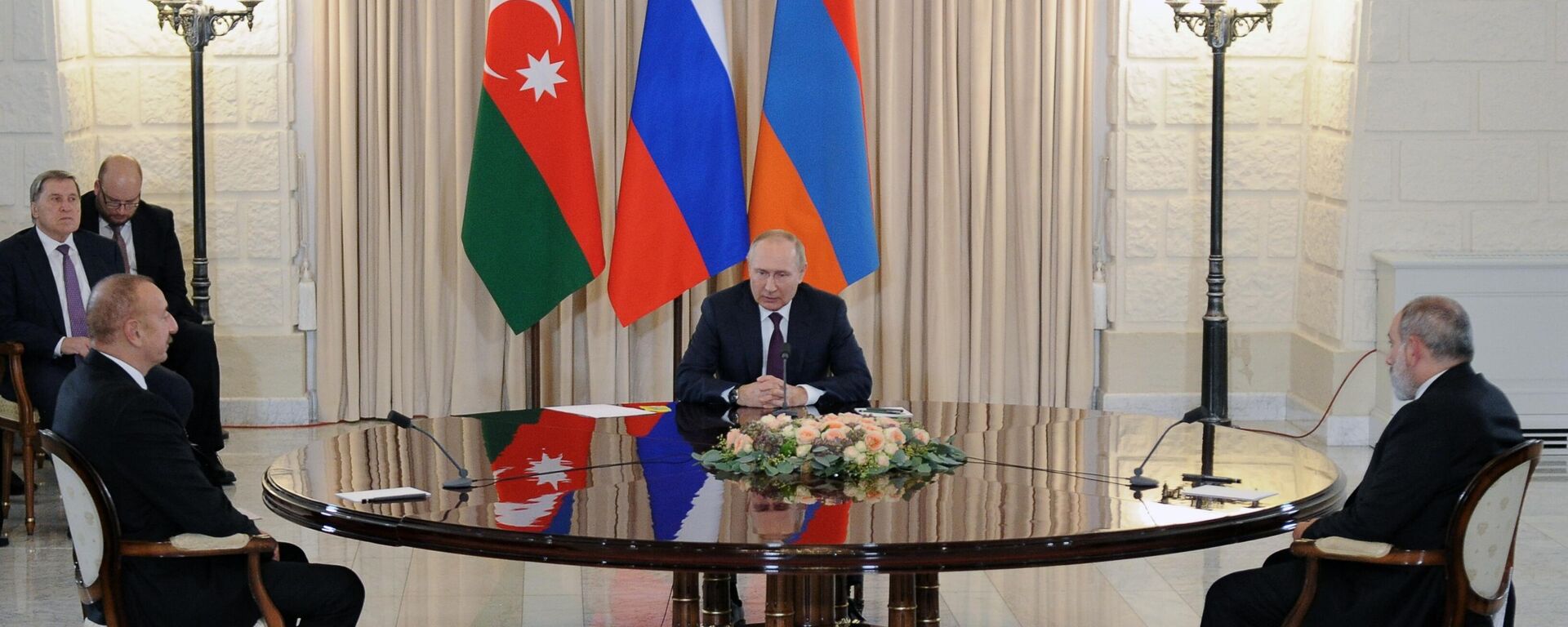 Conversaciones trilaterales entre los funcionarios de Rusia, Armenia y Azerbaiyán, Vladímir Putin, Nikol Pashinián e Ilham Alíev, respectivamente - Sputnik Mundo, 1920, 01.11.2022
