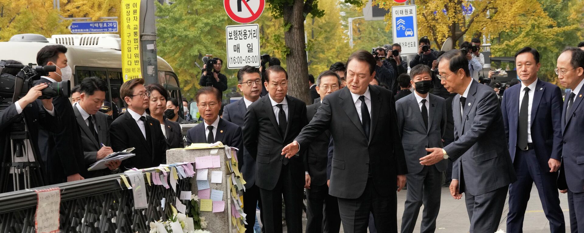 El presidente surcoreano, Yoon Suk Yeol, en el centro, y el primer ministro Han Duck-soo, tercero por la derecha, observan los mensajes de duelo mientras rinden homenaje a las víctimas de un accidente mortal tras las festividades de Halloween del 29 de octubre en Seúl, Corea del Sur - Sputnik Mundo, 1920, 01.11.2022