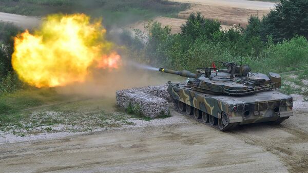 Un tanque K1A2 de Corea del Sur dispara durante una demostración de fuego real para una vista previa de los medios de comunicación de la Exposición de Defensa de Corea 2016 - Sputnik Mundo