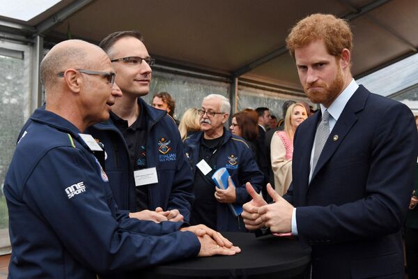 El príncipe Harry, miembro de la familia real británica, durante una visita al Almirantazgo en Sídney, Australia. Junio de 2017. - Sputnik Mundo