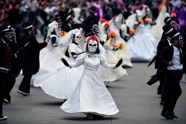 Los residentes de México, Guatemala, Nicaragua, Honduras y El Salvador celebraron el 1 y el 2 de noviembre el Día de los Muertos, una de las principales fiestas nacionales de esos países.En la foto: el desfile del Día de los Muertos en Ciudad de México. - Sputnik Mundo