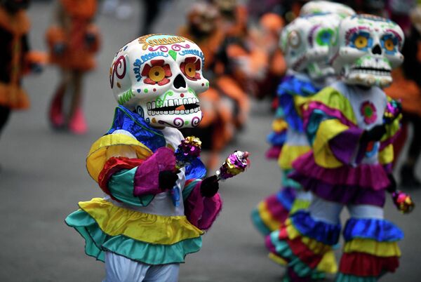 El Día de los Muertos se basa en las tradiciones aztecas y mayas, con la única diferencia de que sus rituales para conmemorar a los muertos se celebraban en verano.En la foto: celebraciones del Día de los Muertos en Ciudad de México. - Sputnik Mundo