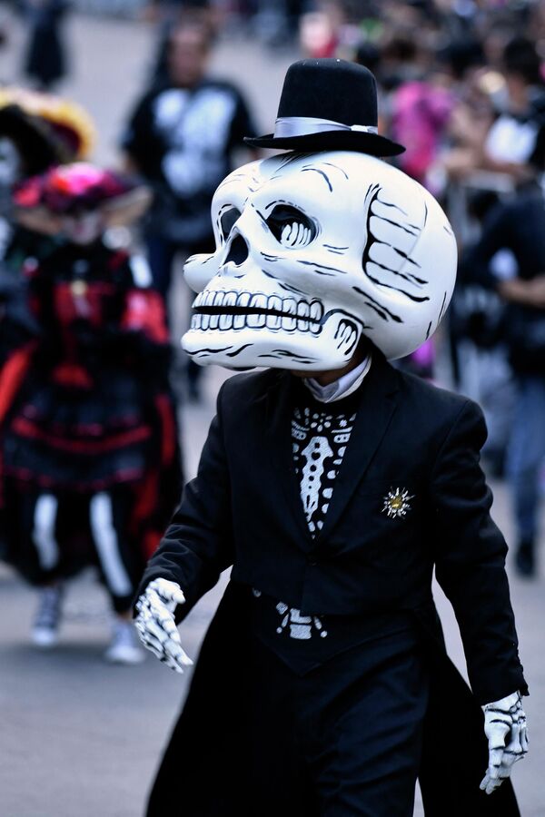 Un participante en las celebraciones del Día de los Muertos en Ciudad de México. - Sputnik Mundo