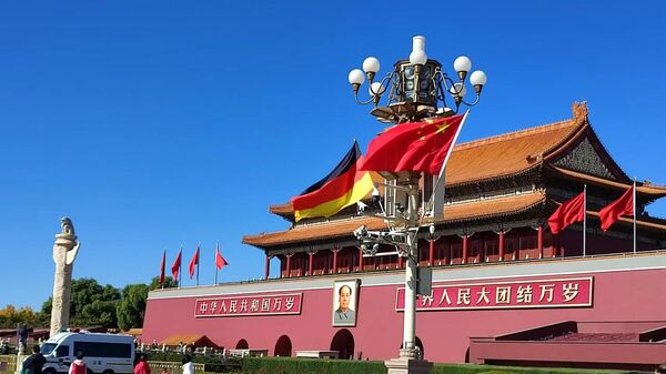 Banderas china y alemana en la plaza de Tiananmén en honor a la visita de la canciller Scholz a Pekín - Sputnik Mundo