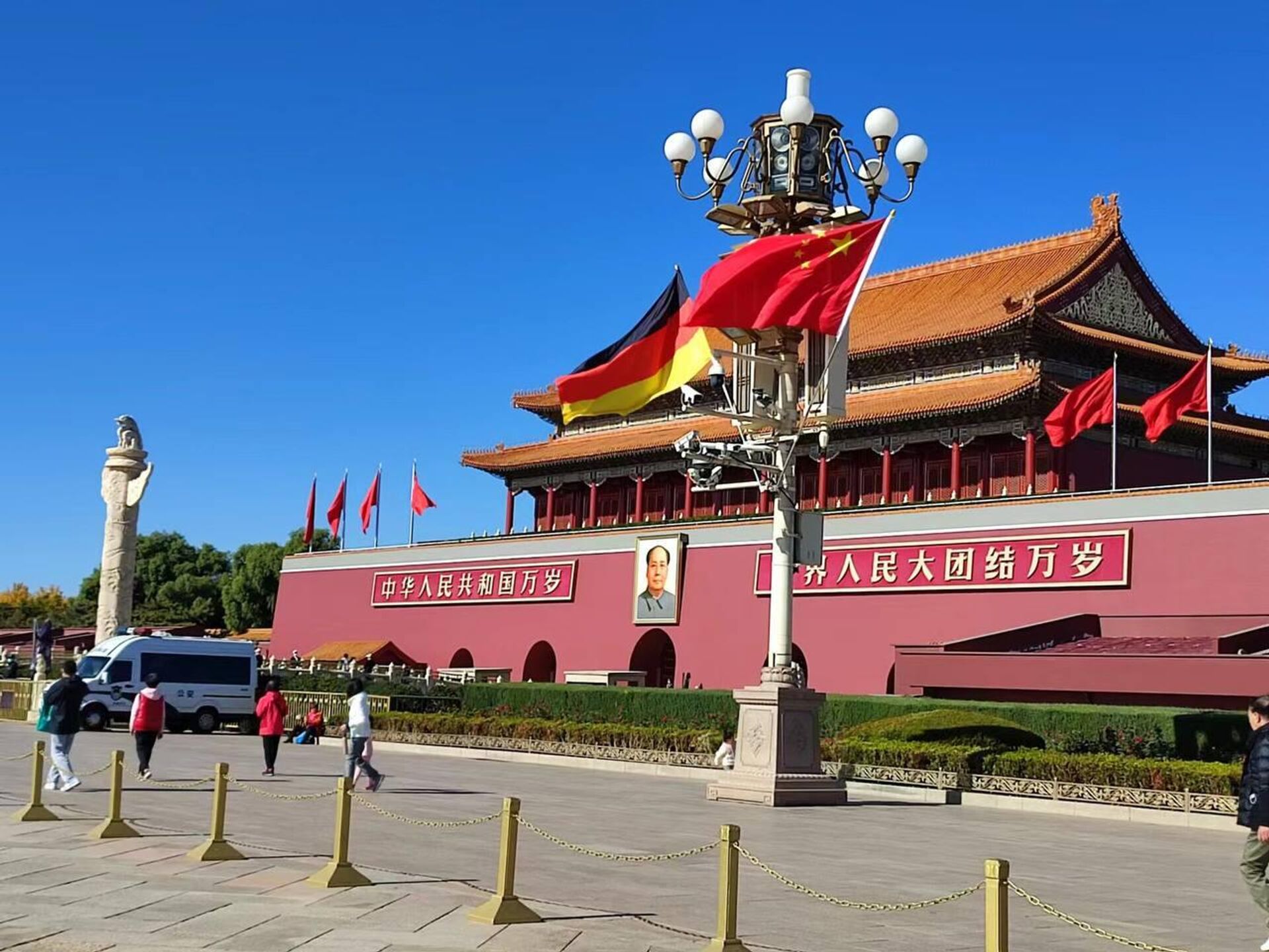 Banderas china y alemana en la plaza de Tiananmén en honor a la visita de la canciller Scholz a Pekín - Sputnik Mundo, 1920, 04.11.2022