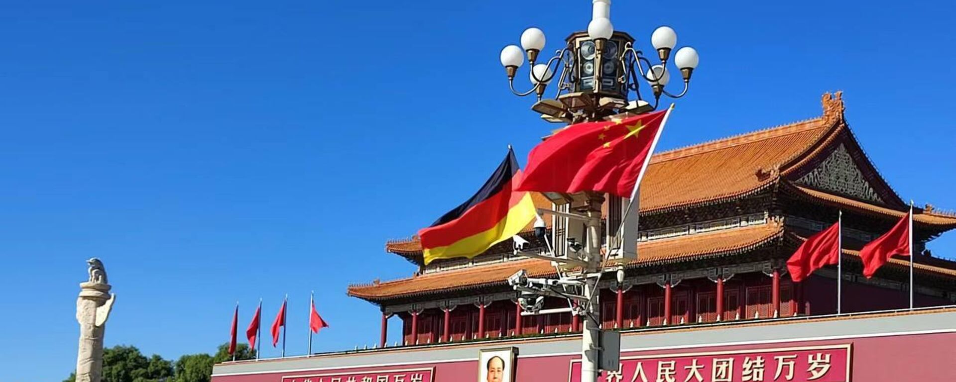 Banderas china y alemana en la plaza de Tiananmén en honor a la visita de la canciller Scholz a Pekín - Sputnik Mundo, 1920, 13.07.2023