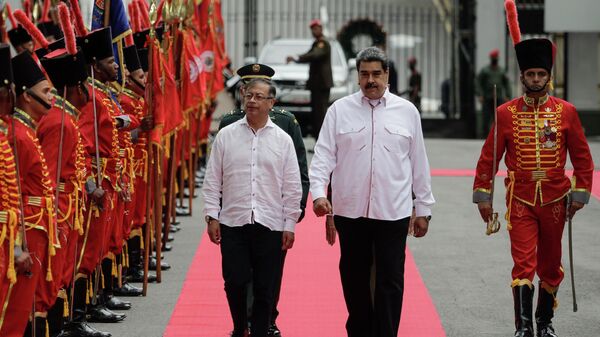 Gustavo Petro y Nicolás Maduro en el Palacio de Miraflores de Caracas - Sputnik Mundo