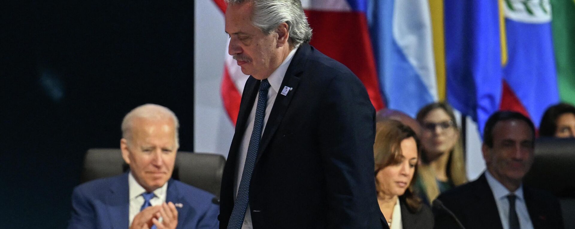 El presidente argentino Alberto Fernández pasa por delante de Joe Biden y Kamala Harris, presidente y vice de EEUU - Sputnik Mundo, 1920, 05.11.2022