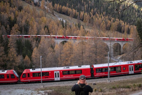 La compañía ferroviaria suiza RhB bate un récord mundial con un tren de 1.910 metros de longitud y 100 vagones. - Sputnik Mundo
