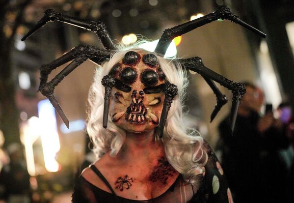 Una mujer disfrazada de araña terrorífica para la marcha anual de zombis y el desfile de Halloween en la ciudad alemana de Essen. - Sputnik Mundo